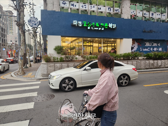 주지은씨가 지난 4월4일 한국대학생진보연합 후배들과 자주 가던 카페를 바라보고 있다. 오동욱 기자