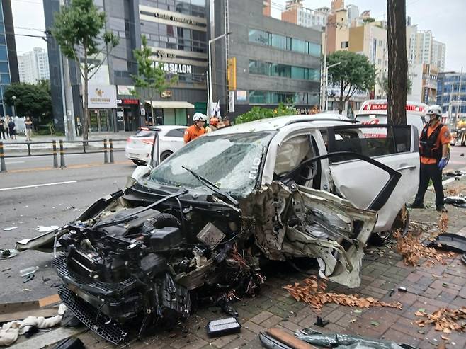 대구 동구 신천동에서 17일 오전 발생한 사고로 스포츠유틸리티차량(SUV)이 심하게 부서져 있다. 대구소방본부 제공