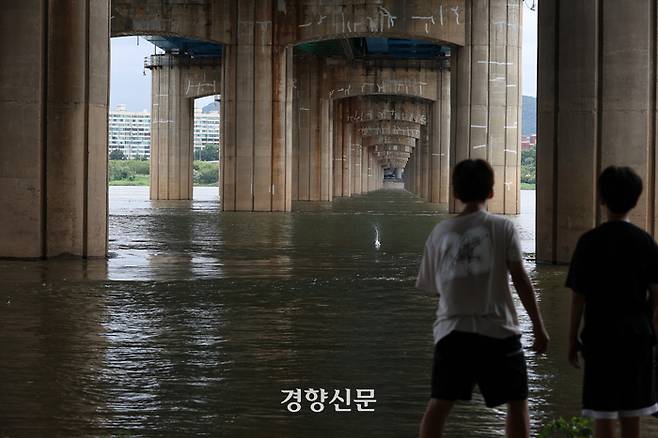 수도권을 중심으로 집중호우가 이어진 17일 서울 동작대교 인근 한강 수위가 높아져 있다.