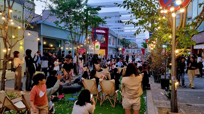 충북 청주시 상당구 중앙동에서 지난 4월 축제 ‘봄: 중앙극장’에서 시민들이 공연을 감상하고 있다. 청주시 제공