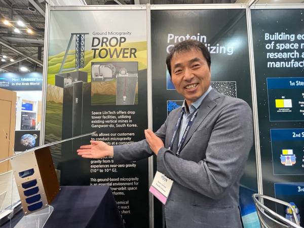 15일 부산 벡스코에서 열린 ‘국제우주연구위원회(COSPAR) 학술총회’ 전시장에서 우주 관련 스타트업 직원이 자사 부스에서 사진촬영을 하고 있다. 윤학순 스페이스린텍 대표.