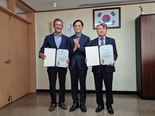 황외석 경남지방조달청장이 17일 ㈜중원(왼쪽), (주)유성엔지니어링(오른쪽) 대표에게 표창장을 전달하고 있다./경남지방조달청