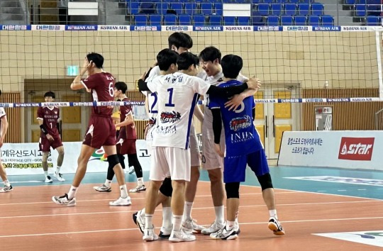 17일 인하대-경희대 준결승전에서 인하대 선수들이 득점에 성공한 뒤 좋아하고 있다. [한국대학배구연맹 제공]