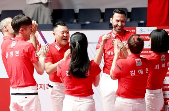 웰컴저축은행이 17일 낮 경기도 고양 ‘킨텍스PBA스타디움’에서 열린 24/25시즌 웰컴저축은행 팀리그 1라운드 셋째날 경기에서 휴온스에 세트스코어 4:0 완승을 거두며 3연승을 달렸다. (사진= PBA)