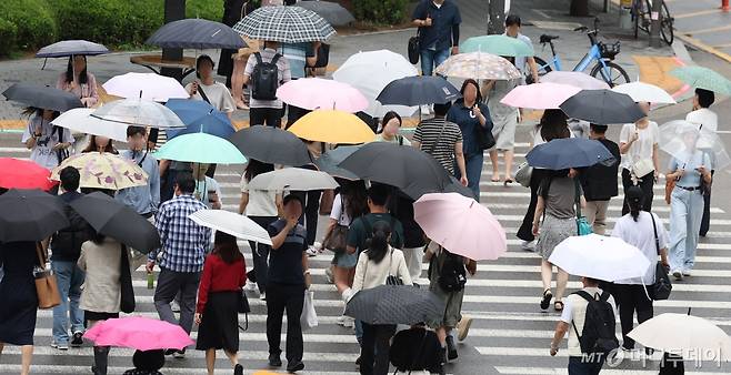 [서울=뉴시스] 추상철 기자 = 장마가 이어진 8일 오전 서울 용산구 용산역 앞에서 우산을 쓴 시민들이 횡단보도를 건너고 있다. 2024.07.08. scchoo@newsis.com /사진=추상철