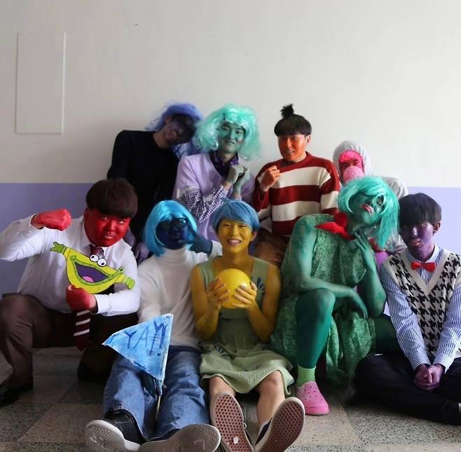 17일 의정부고 방송부 UHBS는 이날 SNS(소셜네트워크서비스)에 고3 학생들의 졸업사진을 공개했다. 사진은 '인사이드아웃2' 캐릭터로 분장한 학생들. /사진=의정부고 방송부 UHBS 인스타그램