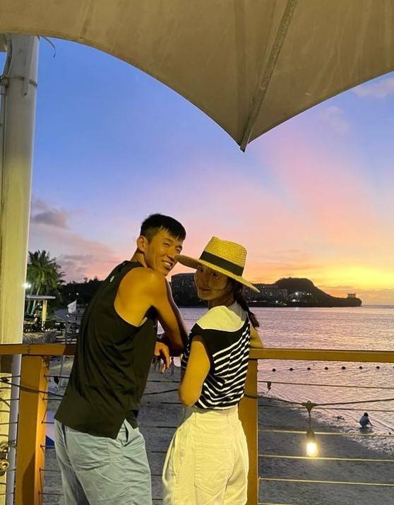 사진=왼쪽부터 가수 션, 배우 정혜영/션 소셜미디어 캡처