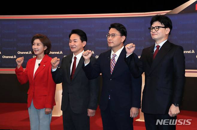 [서울=뉴시스] 국회사진기자단= 나경원(왼쪽부터), 원희룡, 윤상현, 한동훈 국민의힘 당 대표 후보가 지난 16일 오후 서울 마포구 상암동 채널A 스튜디오에서 열리는 3차  당대표 후보 방송토론회 시작에 앞서 기념촬영을 하고 있다. 2024.07.16. photo@newsis.com