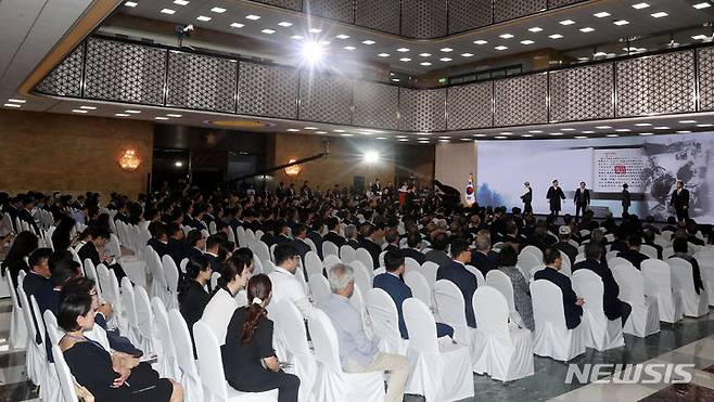 [서울=뉴시스] 추상철 기자 = 17일 오전 서울 여의도 국회에서 '제75주년 제헌절 경축식'이 열리고 있다. 2023.07.17. scchoo@newsis.com