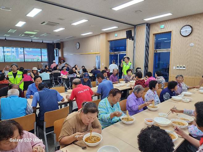 한국교회봉사단이 지난 11일부터 수해지역을 찾아 물품지원과 수해복구활동을 벌이고 있다. 사진은 지난 16일 충남 금산의 수해지역을 찾아 지역 어르신들에게 칼국수를 대접하고 있는 모습. 사진 한국교회봉사단 제공