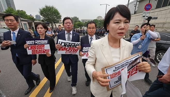 전현희 더불어민주당 의원(오른쪽) 등 국회 야당 법제사법위원회 위원들이 지난 12일, 윤석열 대통령 탄핵 국민청원 청문회 추진 관련 대통령실에 증인출석요구서 수령을 촉구하며 서울 용산 대통령실을 항의 방문하고 있다. 연합뉴스