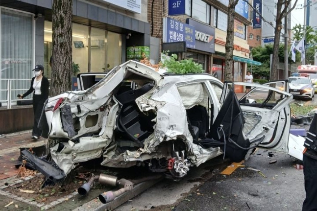 17일 오전 6시26분쯤 대구 동구 신천동 신천역 네거리에서 발생한 교통사고. 대구소방안전본부 제공