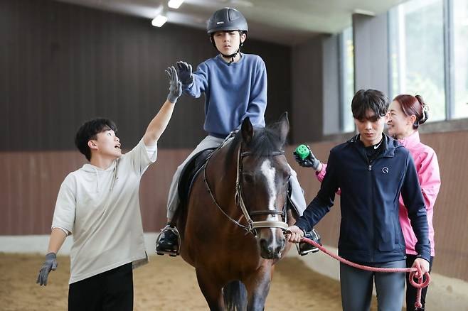 마사회는 올해 전국 협력승마시설 중 참여를 희망한 8개에서 재활승마를 시행한다. 장애를 가진 강습생 150여 명에 대해 1인 최대 40만원(10회 기준)까지 강습비용을 지원한다.            사진제공｜한국마사회