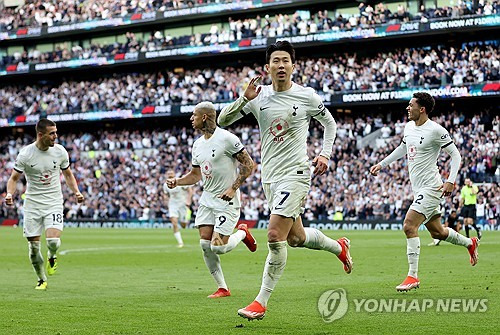 영국의 유럽 축구 이적시장 전문가 벤 제이콥스에 따르면 토트넘은 이번 여름 손흥민을 2026년까지 지키기 위해 계약 기간을 1년 연장하는 옵션을 발동할 예정이며 손흥민이 1년 더 토트넘에서 뛰게 될 것으로 알려졌다. 토트넘은 32세의 손흥민과 장기 재계약을 체결하는 대신 결국 1년 연장하는 데 그칠 것으로 보인다. 연합뉴스