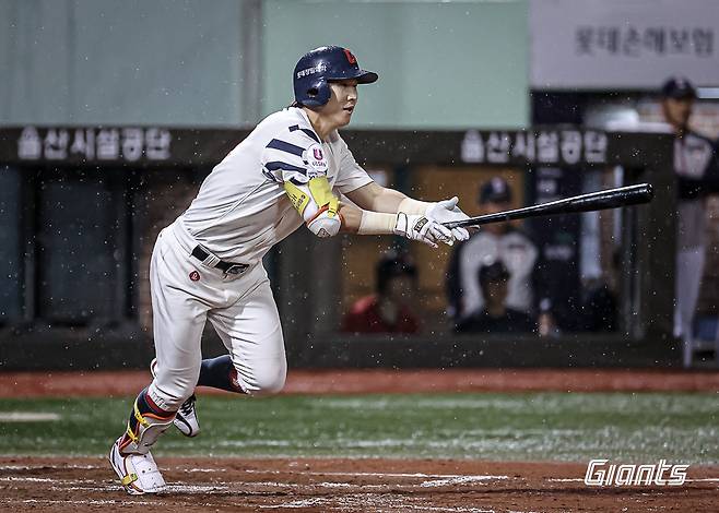 롯데 내야수 최항은 16일 울산 문수야구장에서 열린 '2024 신한 SOL Bank KBO 리그' 두산과 주중 3연전 첫 맞대결에서 7회말 대타로 출전했다. 상대 전진 수비를 뚫고 2타점 적시타를 쳐 팀 승리에 힘을 보탰다. 롯데 자이언츠