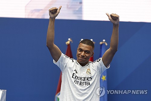 유럽축구 정상에 오르겠다는 킬리안 음바페의 선언은 마치 전 소속팀인 PSG(파리 생제르맹)을 겨냥하는 것처럼 보인다. PSG에서 뛰는 내내 한 번도 유럽축구연맹(UEFA) 챔피언스리그에서 우승을 차지하지 못했던 음바페는 레알 마드리드 입단식에서 챔피언스리그 우승을 위해 레알 마드리드에 합류했다며 챔피언스리그에서 우승하고 싶다는 당찬 포부를 밝혔다. 사진 연합뉴스