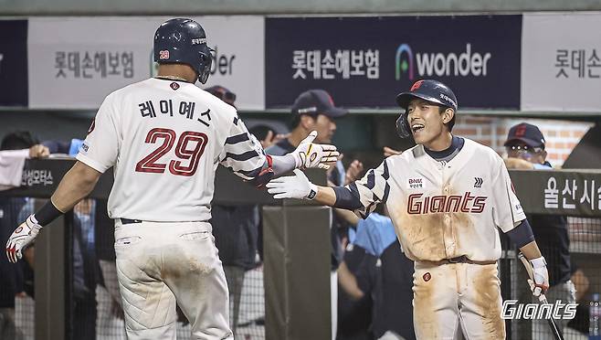 롯데 외야수 레이예스(오른쪽)는 17일 울산 문수야구장에서 열린 '2024 신한 SOL Bank KBO 리그' 두산과 주중 3연전 두 번째 맞대결에서 4번타자 우익수로 선발 출전했다. 10회말 끝내기 만루 홈런을 쳐 팀 승리에 힘을 보탰다. 롯데 자이언츠