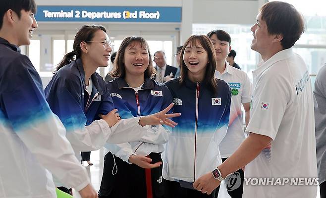 밝은 모습으로 파리 향하는 김서영과 이은지 (영종도=연합뉴스) 김인철 기자 = 2024 파리올림픽에 출전하는 수영 국가대표팀의 김서영과 이은지가 16일 오전 인천국제공항 제2여객터미널에서 출국 전 웃으며 대화하고 있다. 2024.7.16 yatoya@yna.co.kr