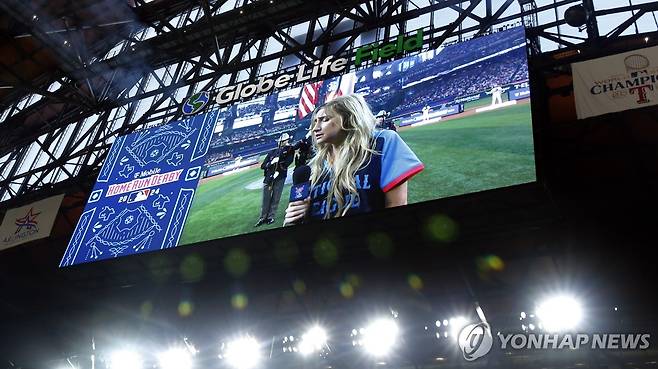 15일(현지시간) MLB 홈런더비 경기에서 국가 부르는 잉그리드 앤드레스 [Tom Fox/The Dallas Morning News/AP=연합뉴스. 재판매 및 DB 금지]