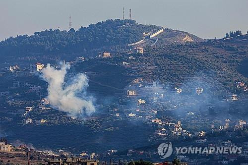 이스라엘군 공습으로 연기 피어오르는 레바논 남부 크파르 킬라 마을 인근 [AFP 연합뉴스 자료사진. 재판매 및 DB 금지]