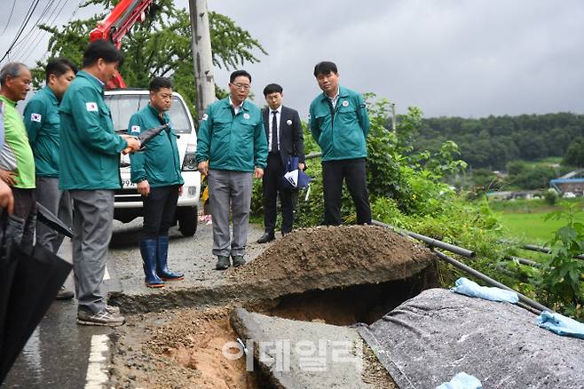 강수현 시장 등 시 관계자들이 이번 폭우로 유실된 도로를 찾아 상황을 점검하고 있다.(사진=양주시 제공)