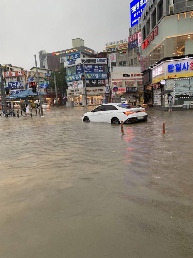 집중호우가 내린 18일 오전 경기도 평택역 일대가 침수돼 있다.(사진=평택시)