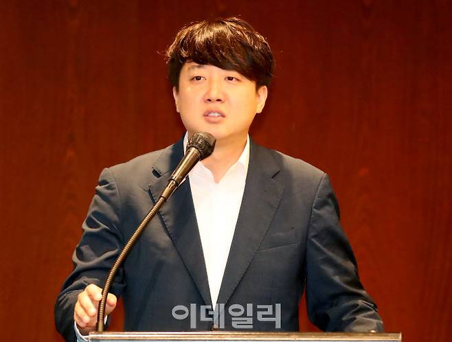 [이데일리 방인권 기자] 이준석 개혁신당 의원이 18일 서울 용산구 한담동 그랜드하얏트호텔에서 열린 ‘이데일리 퓨처스 포럼’에서 ‘거부할 수없는 미래’를 주제로 강연을 하고 있다.