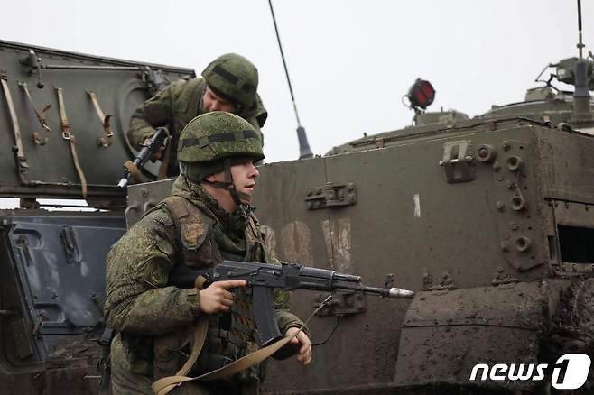 훈련을 하고 있는 러시아 군인. ⓒ AFP=뉴스1 ⓒ News1 김지현 기자