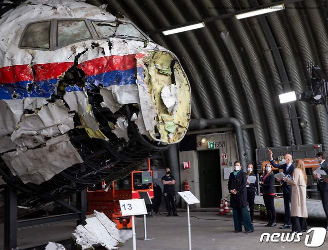 네덜란드 길제리젠 공군기지에서 2014년 우크라이나 상공서 피격된 말레이시아 항공 소속 MH17 여객기의 잔해를 법률가들이 조사를 하고 있다. ⓒ AFP=뉴스1 ⓒ News1 우동명 기자