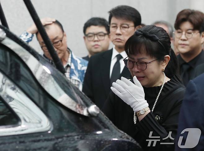 이자연 가수협회장이 18일 서울 송파구 서울아산병원 장례식장에서 진행된 고(故) 현철(본명 강상수)의 발인식에서 고인의 마지막 가는 길을 배웅하고 있다.  ⓒ News1 권현진 기자