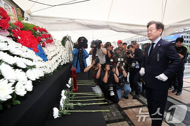 이재명 더불어민주당 전 대표가 18일 오전 서울 중구 청계광장 소라탑 앞에 마련된 해병대 故 채상병 1주기 추모 시민 분향소를 찾아 조문하고 있다.  2024.7.18/뉴스1 ⓒ News1 오대일 기자