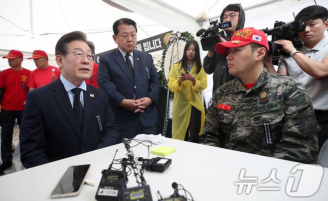 이재명 더불어민주당 전 대표가 18일 오전 서울 중구 청계광장 소라탑 앞에 마련된 故 채상병 1주기 추모 시민 분향소를 찾아 조문한 후 정원철 해병대예비역연대 회장과 대화하고 있다.  2024.7.18/뉴스1 ⓒ News1 오대일 기자