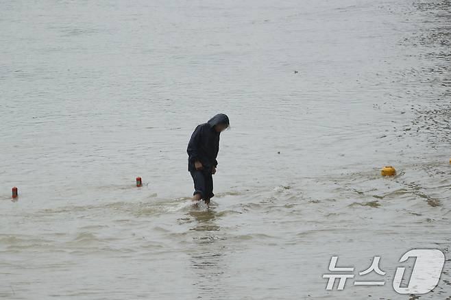 서울을 비롯한 수도권, 충남 지역에 호우경보가 발효된 18일 서울 반포한강공원이 침수돼 있다. 행정안전부는 이날 오전 7시 50분부로 중앙재난안전대책본부를 1단계에서 2단계로 격상하고, 호우 위기경보 수준을 '주의'에서 '경계'로 상향한다고 밝혔다. 2024.7.18/뉴스1 ⓒ News1 권현진 기자