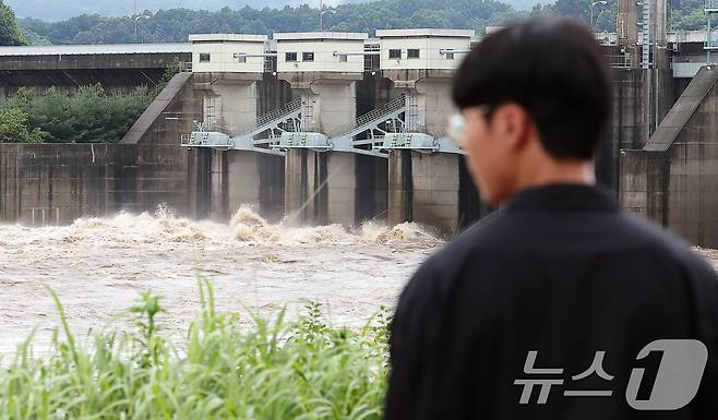 경기 북부 일대에 폭우가 내려 임진강과 한탕강 일대 곳곳에 홍수특보가 발령된 18일 오후 경기 연천군 군남댐에서 수문이 열려 많은 물이 방류되고 있다. 2024.7.18/뉴스1 ⓒ News1 김진환 기자