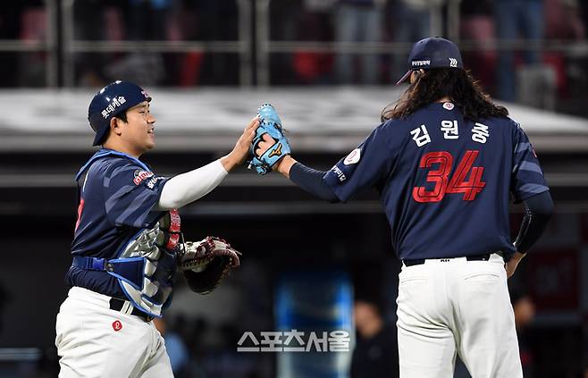 롯데 유강남(왼쪽)과 김원중이 수원케이티위즈파크에서 열린 2024 KBO리그 KT전 승리 후 하이파이브를 하고 있다. 수원 | 박진업 기자 upandup@sportsseoul.com