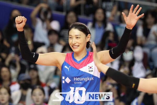 8일 오후 서울 송파구 잠실실내경기장에서 열린 김연경 국가대표 은퇴경기 팀 대한민국과 팀 코리아의 경기, 팀 대한민국 김연경이 득점한 뒤 기뻐하고 있다. 사진┃뉴시스