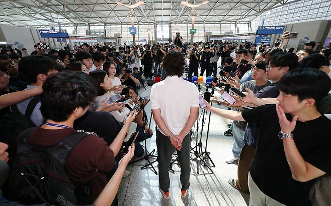 인터뷰하는 홍명보

    (영종도=연합뉴스) 박동주 기자 = 한국 축구대표팀의 새 사령탑으로 선임된 홍명보 감독이 자신을 보좌할 외국인 코칭스태프 선임 관련 업무를 처리하고자 15일 오전 인천국제공항을 통해 출국하기에 앞서 취재진과 인터뷰하고 있다. 2024.7.15