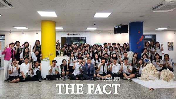 충남예술고등학교 학생들이 제27회 충남예술고 예술제에 참석해 기념사진을 찍고 있다. /충남예술고등학교