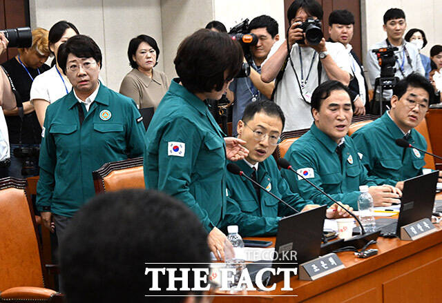 이달희 국민의힘 의원(왼쪽)이 18일 오후 서울 여의도 국회 행정안전위원회에서 열린 전체회의에서 신정훈 위원장이 의사진행 발언을 중단시키자 반발하며 회의실을 나서고 있다. /국회=남윤호 기자