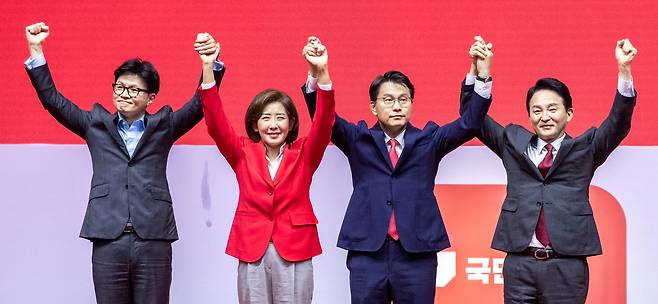 17일 경기 고양 소노 아레나에서 열린 국민의힘 7·23 전당대회 서울·인천·경기·강원 합동 연설회에서 한동훈(왼쪽부터)·나경원·윤상현·원희룡 당대표 후보가 손을 들어 인사하고 있다. /김지호 기자
