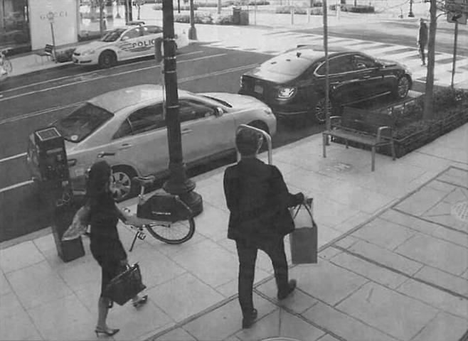 지난 2021년 4월 미 워싱턴 DC 주미 대사관 외교관 신분으로 나온 국정원 요원이 3450달러 상당의 루이비통 핸드백을 구매한 뒤 수미 테리(왼쪽) 연구원이 자리를 뜨는 모습. 미 검찰은 공소장에서 "이들은 대사관 번호판이 붙어있는 차량을 함께 타고 떠났다"고 했다. /미 연방검찰 공소장