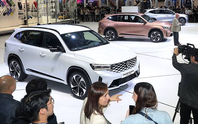 지난달 27일 부산에서 열린 '2024 부산모빌리티쇼' 프레스데이 행사에서 르노코리아의 SUV '그랑 콜레오스'가 전시된 모습. /뉴스1.