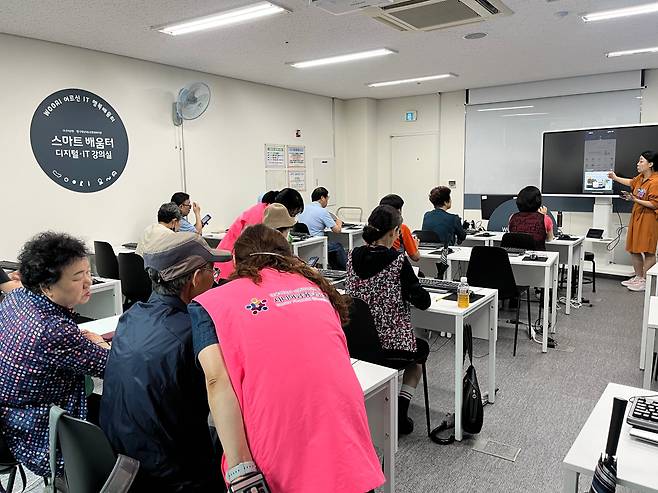 17일 서울 신내동에 위치한 구립신내노인종합복지관에서 '우리(WOORI) 어르신 IT 행복 배움교실' 수업이 진행되고 있다. /김수정 기자