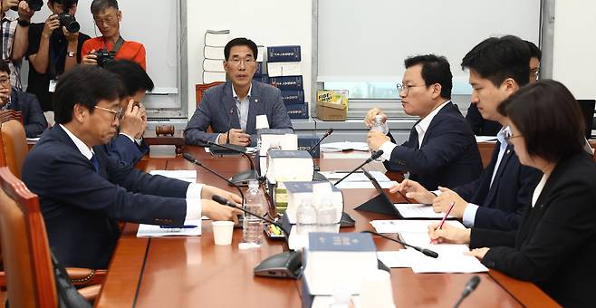 국회 환경노동위원회 야당 간사이자 고용노동법안심사소위원장인 김주영 의원이 18일 서울 여의도 국회에서 열린 환노위 안건조정위원회 회의를 주재하고 있다. /뉴스1