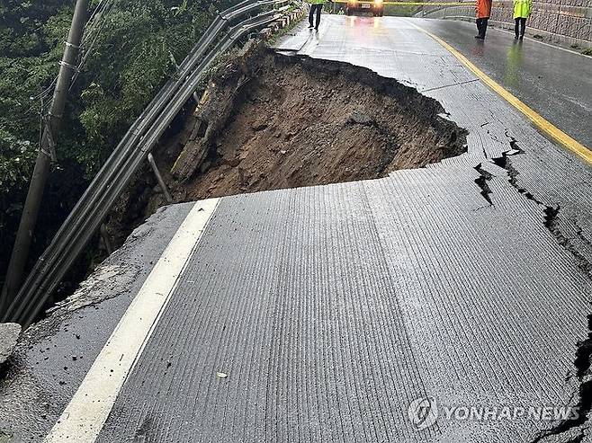 8일 오전 춘천시 사북면 원평리 국도 5호선 오월피암터널 인근에서 도로 일부가 절벽 아래 춘천호 방향으로 내려앉아 춘천 지촌 삼거리∼춘천댐 삼거리 구간 통행이 전면 통제됐다. ⓒ연합뉴스