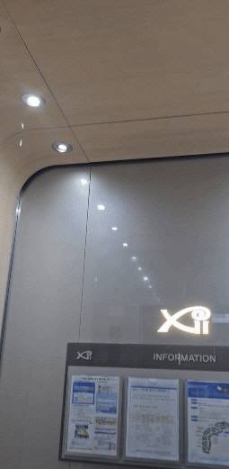 18일 동탄2신도시 레이크자이 더테라스 내 엘리베이터 천장에서 빗방울이 떨어지고 있는 모습. [독자 제공]