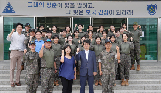 성신여대 이원호 교학부총장과 제218학군단장 김수남 중령 일행이 충청북도 괴산에 위치한 육군학생군사학교를 방문해 하계입영 훈련생들과 기념사진을 촬영하고 있다.