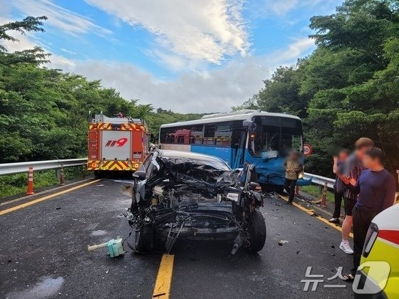 제주시와 서귀포시를 연결하는 산간도로인 5·16도로에서 무면허 운전을 하다 교통사고를 내고 도주한 40대가 음주 사실을 시인했지만, 음주 수치를 확인하기 어려워 '음주운전 혐의' 적용은 어려울 전망이다. 사고 당시 모습./제주동부경찰서 제공,뉴스1