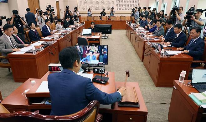 정청래 국회 법제사법위원장이 지난 16일 국회에서 열린 전체회의에서 개의 선언을 하며 의사봉을 두드리고 있다. 뉴시스