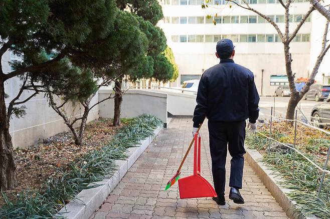 은퇴 이후 경비원의 삶을 짧은 일기로 쓴 ‘나는 가장 슬픈 순간에 사랑을 생각한다’의 저자는 반복되는 육체노동이 주는 안도에 대해 썼다. 게티이미지뱅크